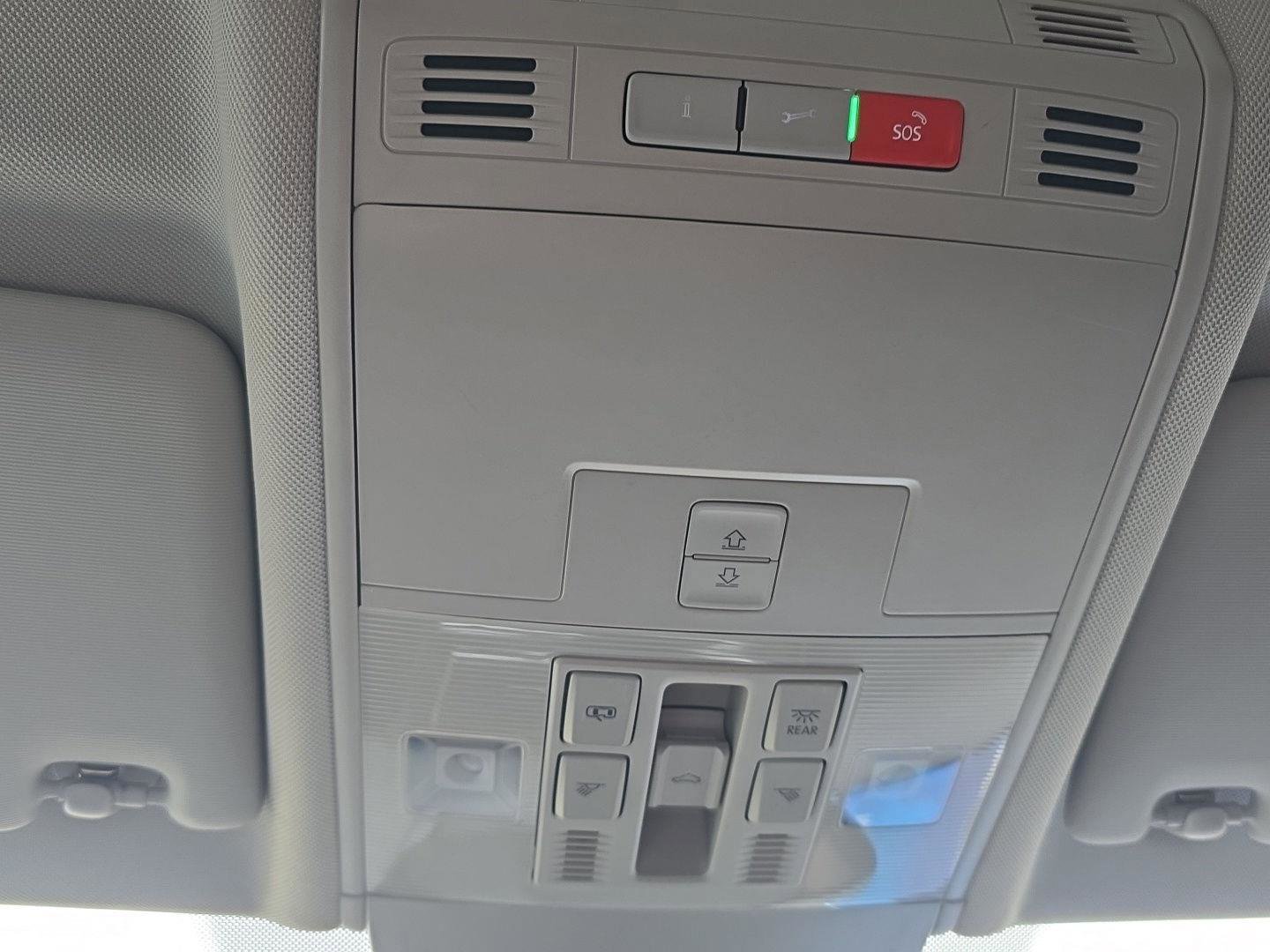 Used 2023 Volkswagen Tiguan SE w/ Panoramic Sunroof Package image 15