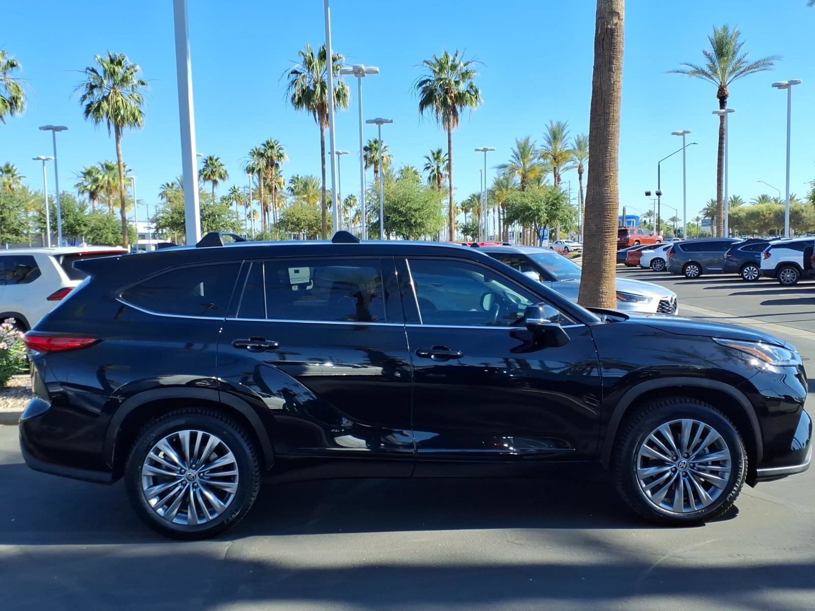 Used 2023 Toyota Highlander Platinum FWD image 3
