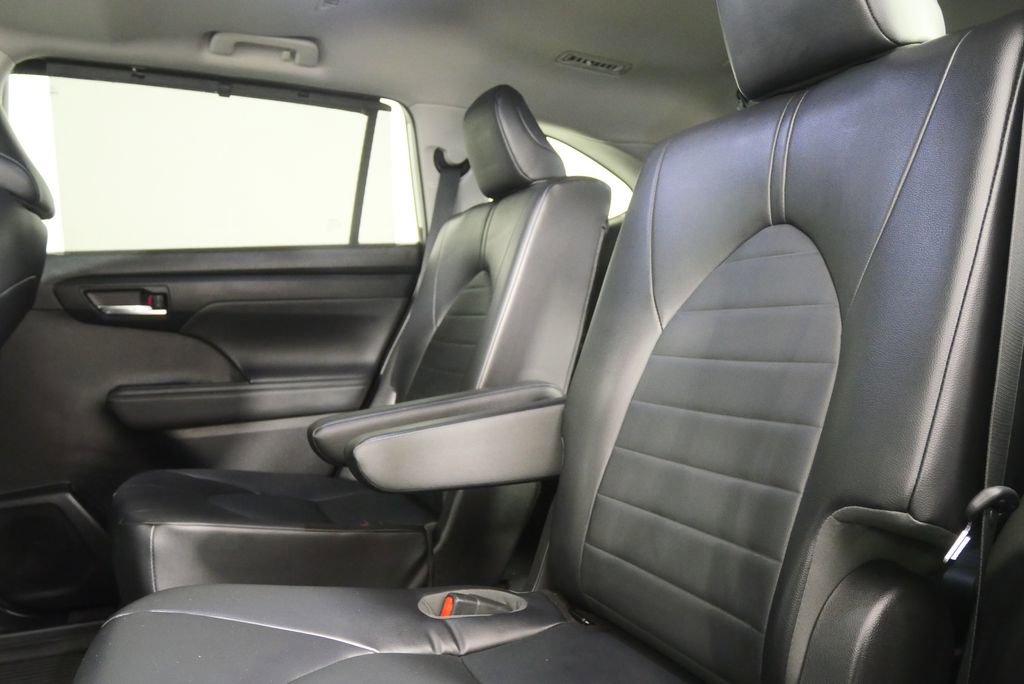 Used 2022 Toyota Highlander XLE image 16