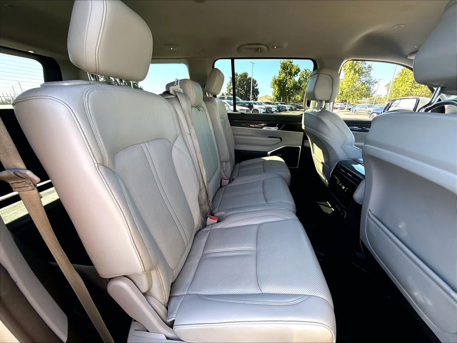 Used 2022 Jeep Wagoneer Series III AWD/4WD image 28