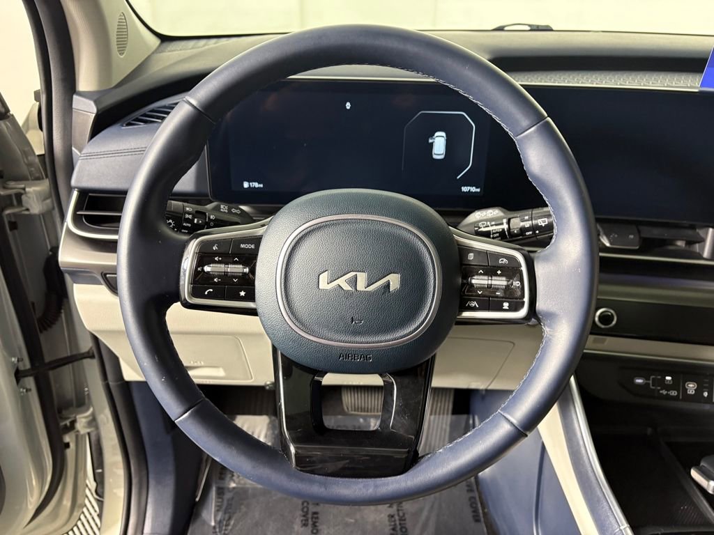 Used 2025 Kia Carnival SX image 16