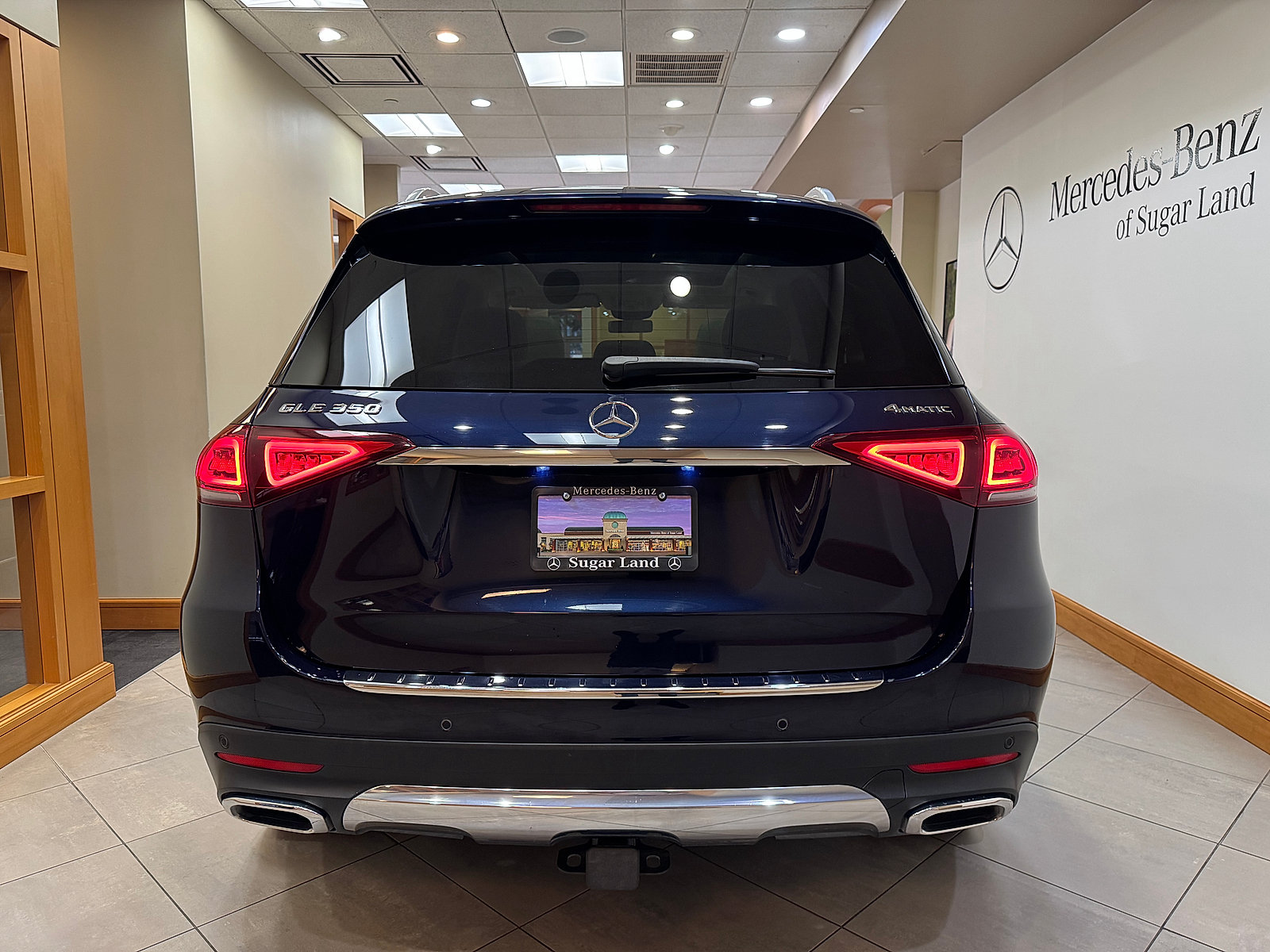Used 2022 Mercedes-Benz GLE 350 4MATIC w/ Premium Package image 4