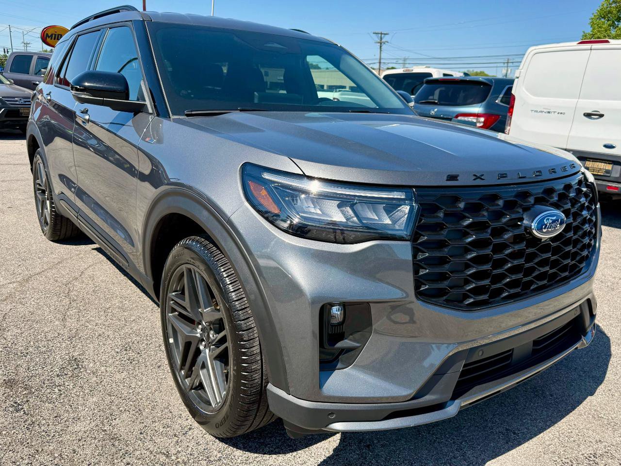 Used 2025 Ford Explorer ST-Line w/ ST-Line Street Pack AWD/4WD image 8