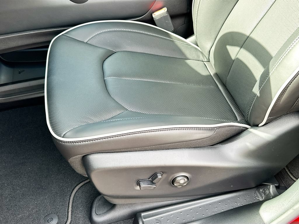 New 2027 Chrysler Pacifica Limited FWD image 26