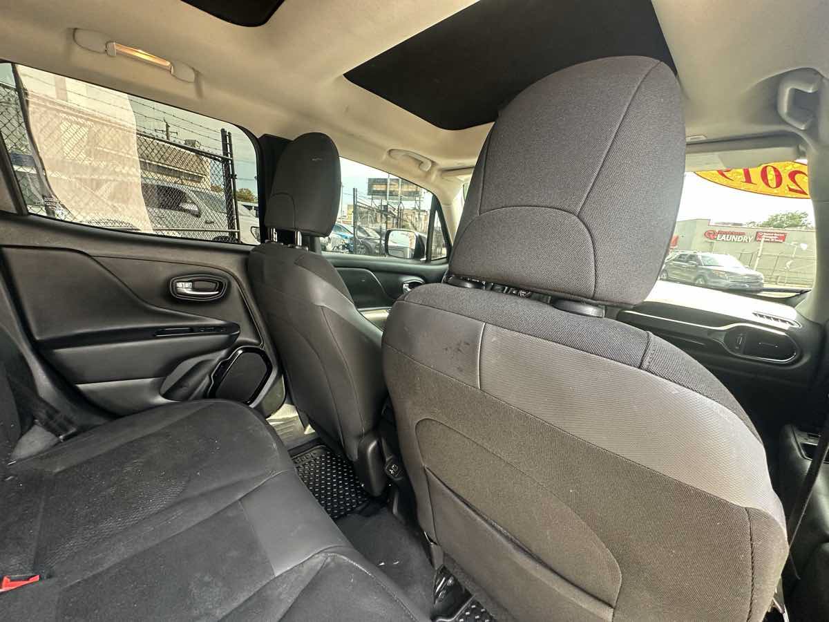 Used 2019 Jeep Renegade Altitude w/ Quick Order Package 2XM AWD/4WD image 30