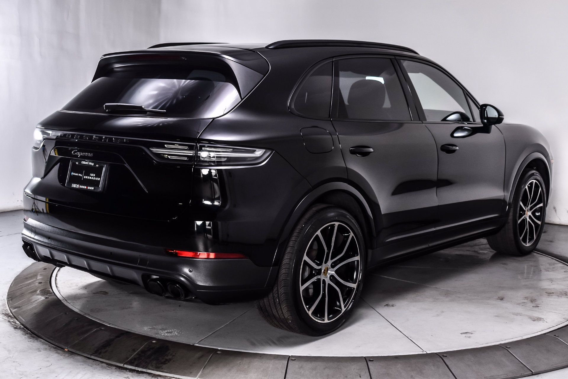 Used 2023 Porsche Cayenne Platinum Edition AWD/4WD image 6