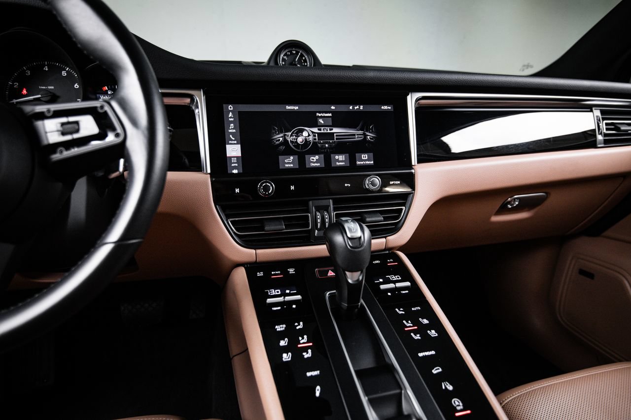 Certified 2024 Porsche Macan AWD/4WD image 19