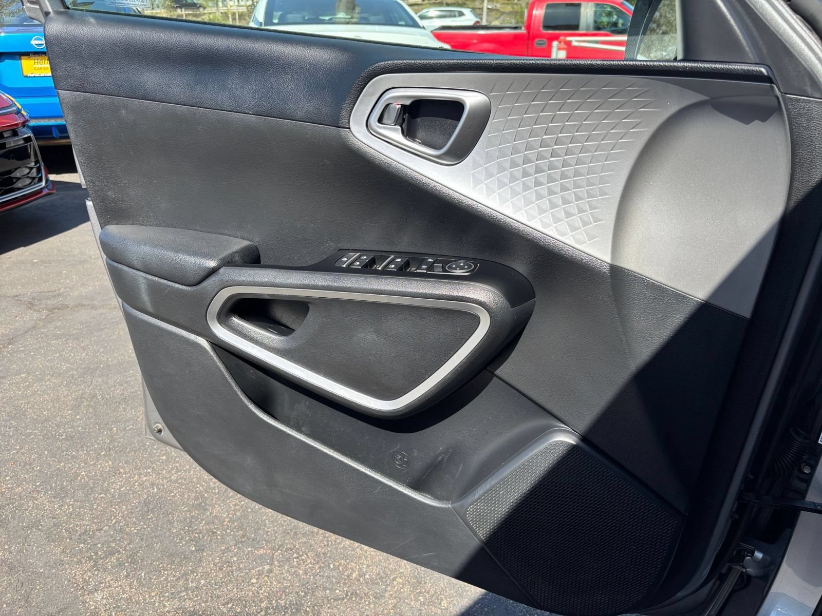 Used 2025 Kia Soul LX w/ LX Technology Package FWD image 18