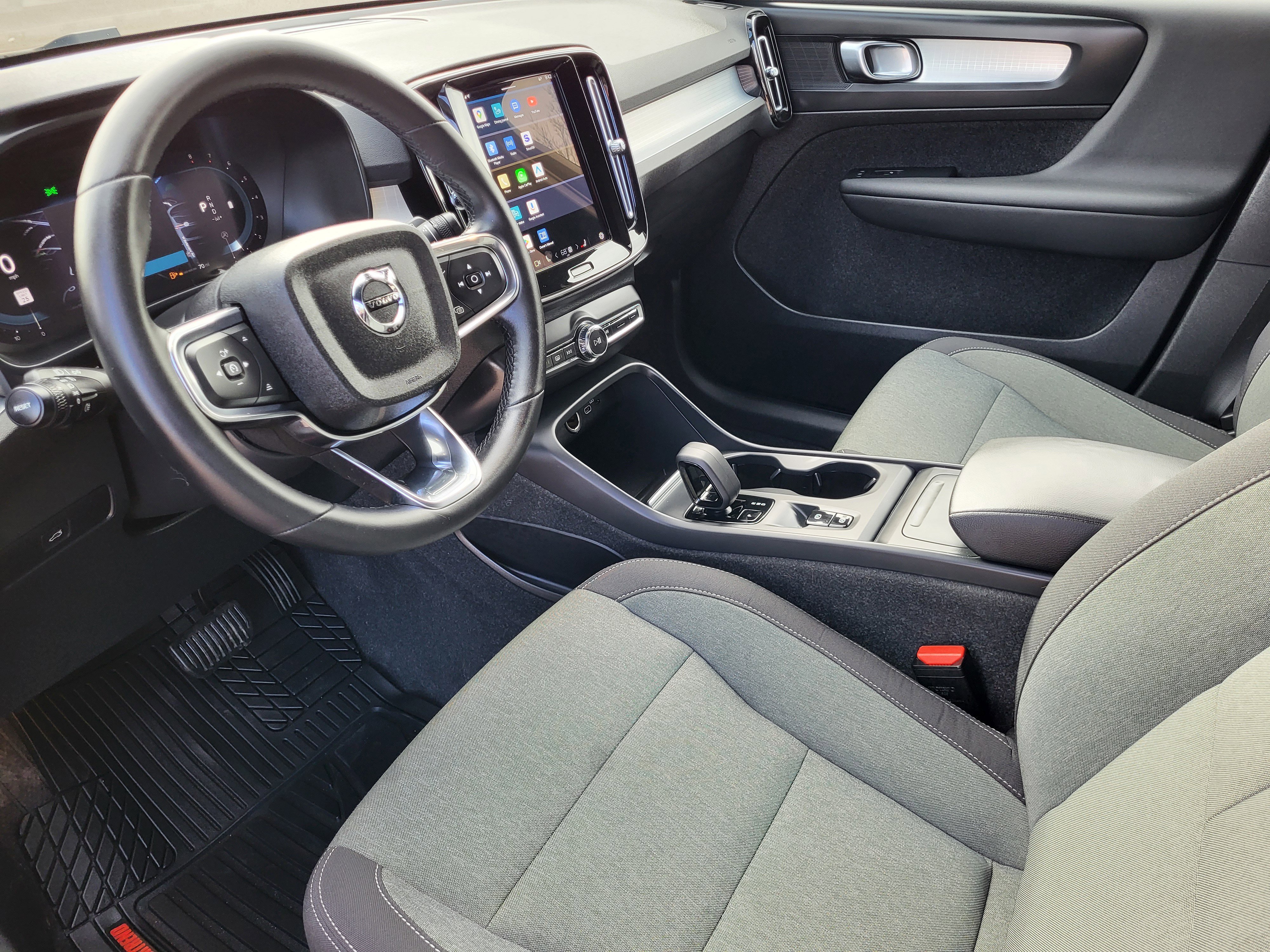 Used 2023 Volvo XC40 B5 Core image 7