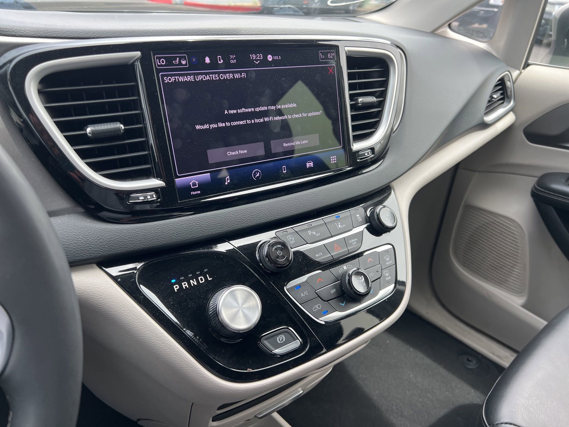 Used 2023 Chrysler Pacifica Touring-L FWD image 32