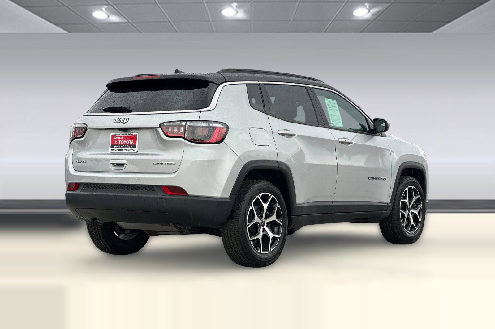 Used 2025 Jeep Compass Limited image 3