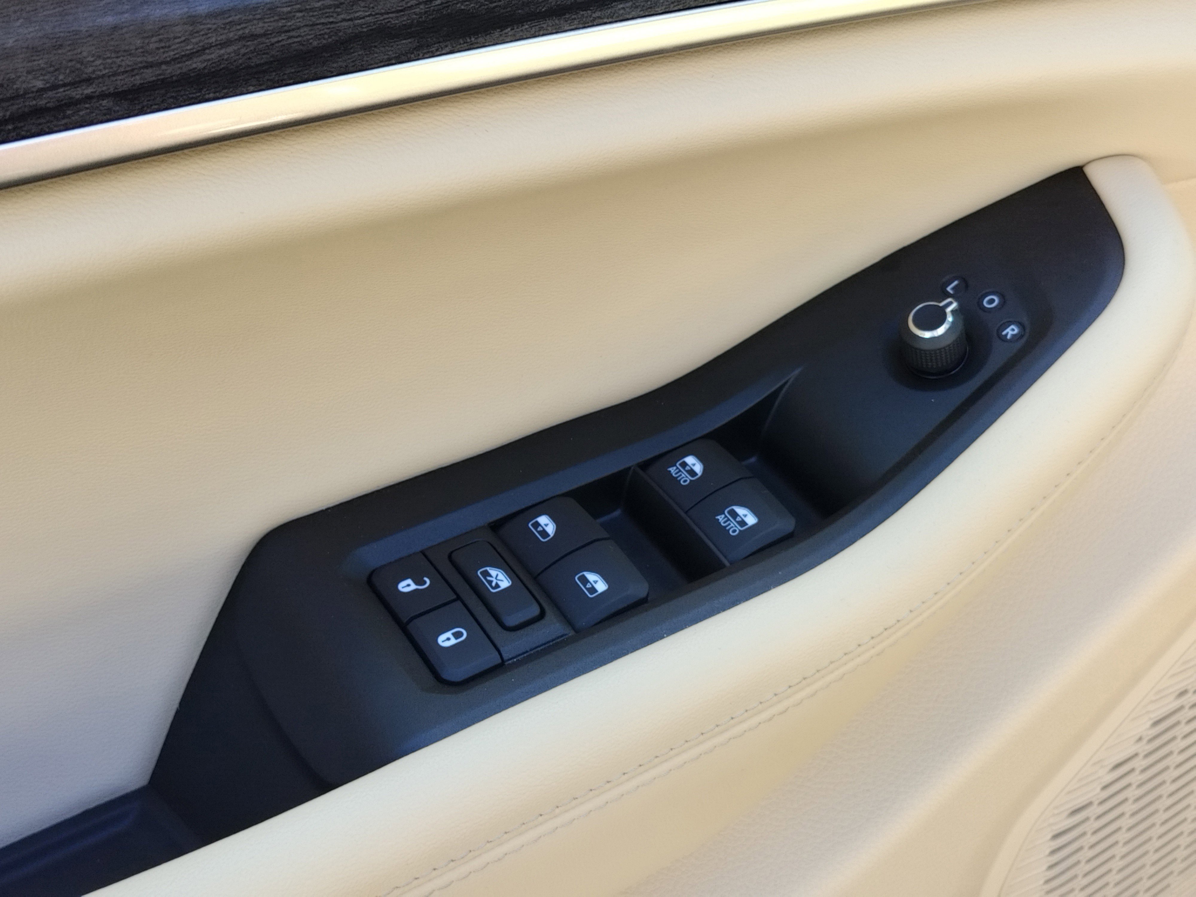 Used 2025 Jeep Grand Cherokee L Limited w/ Luxury Tech Group II image 21