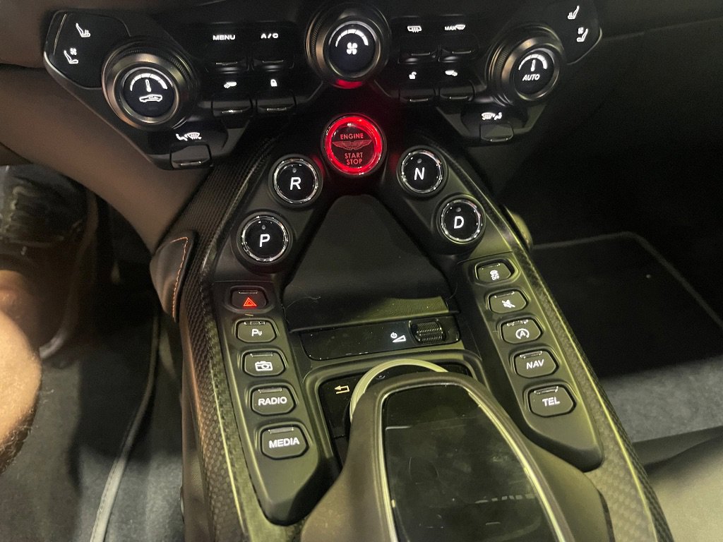 Used 2023 Aston Martin V8 Vantage Roadster image 17