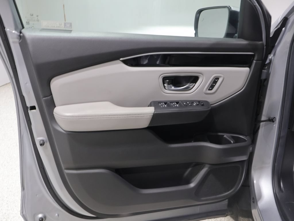 Used 2025 Honda Pilot Touring image 14