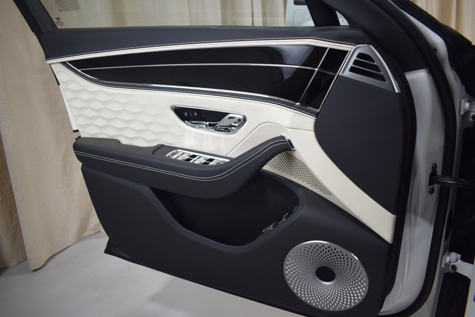 New 2025 Bentley Flying Spur Plug-In Hybrid image 36