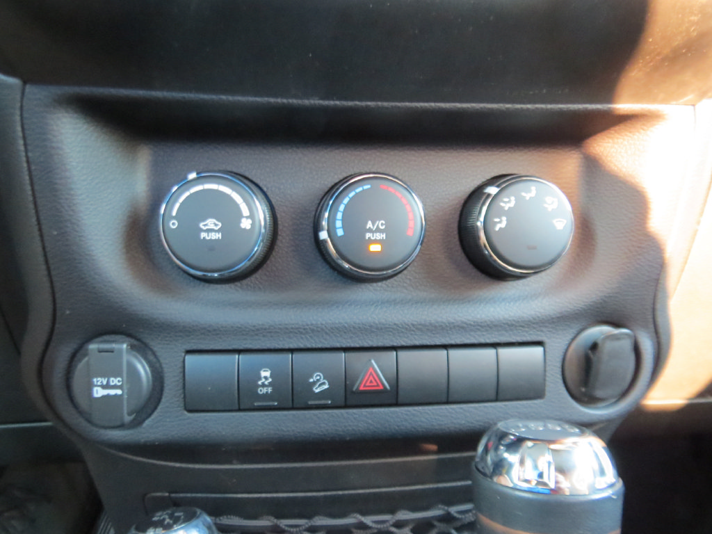 Used 2016 Jeep Wrangler Sport w/ Connectivity Group AWD/4WD image 17