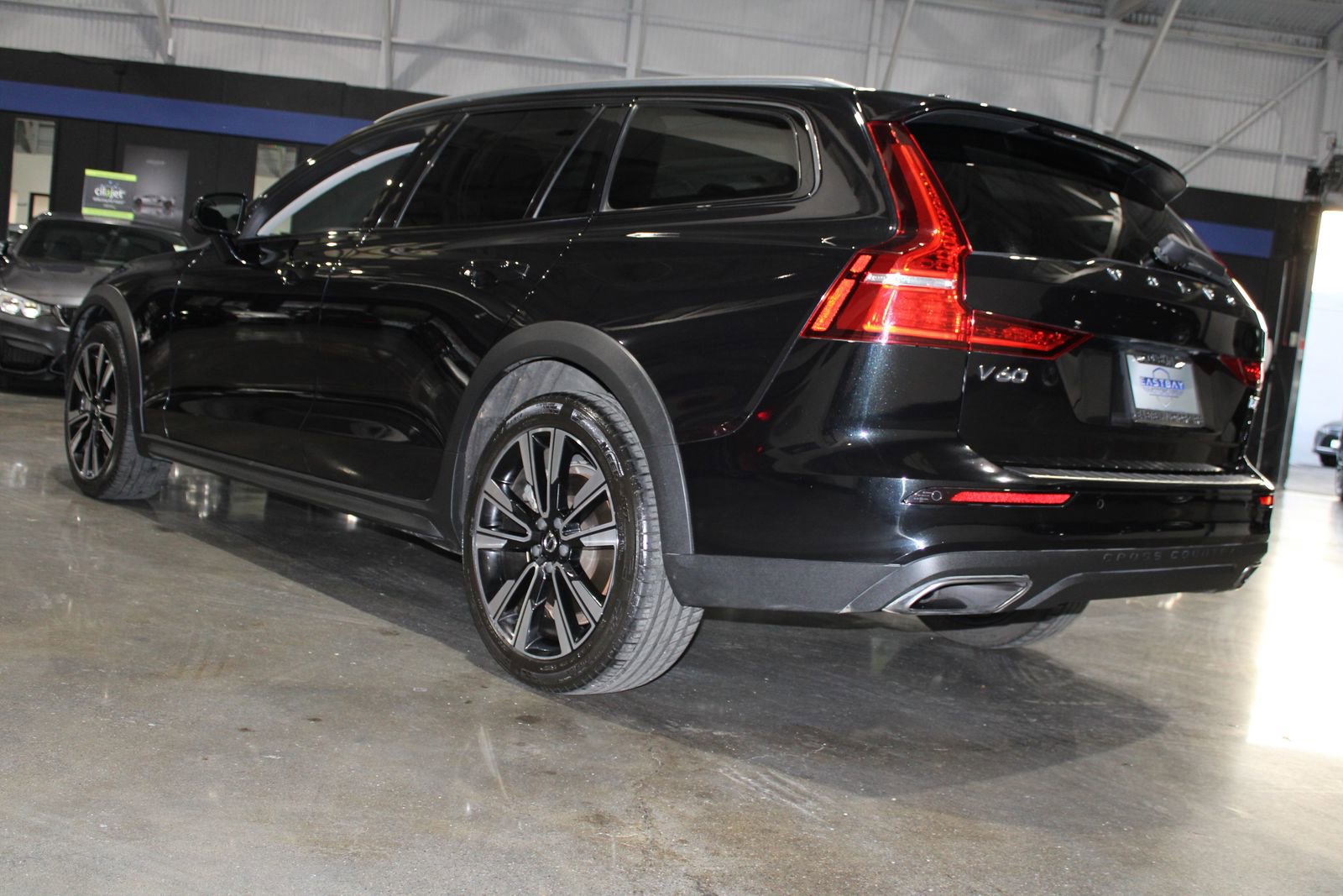 Used 2021 Volvo V60 T5 Cross Country w/ Climate Package image 8