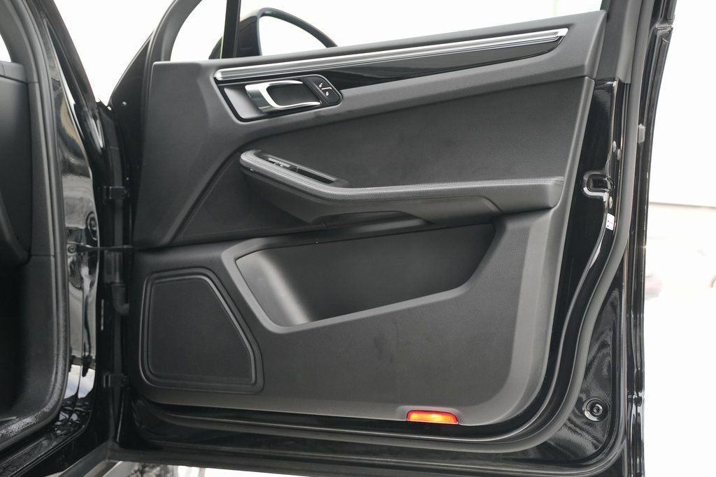 Used 2017 Porsche Macan w/ Driver Memory Package image 70