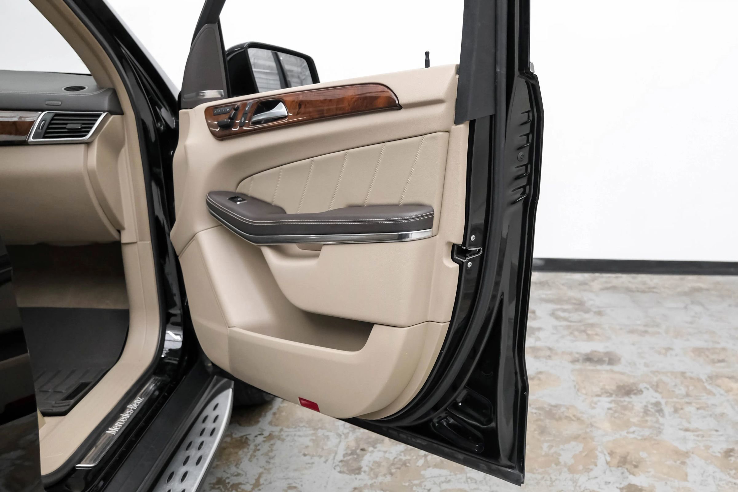 Used 2015 Mercedes-Benz GL 550 4MATIC image 36