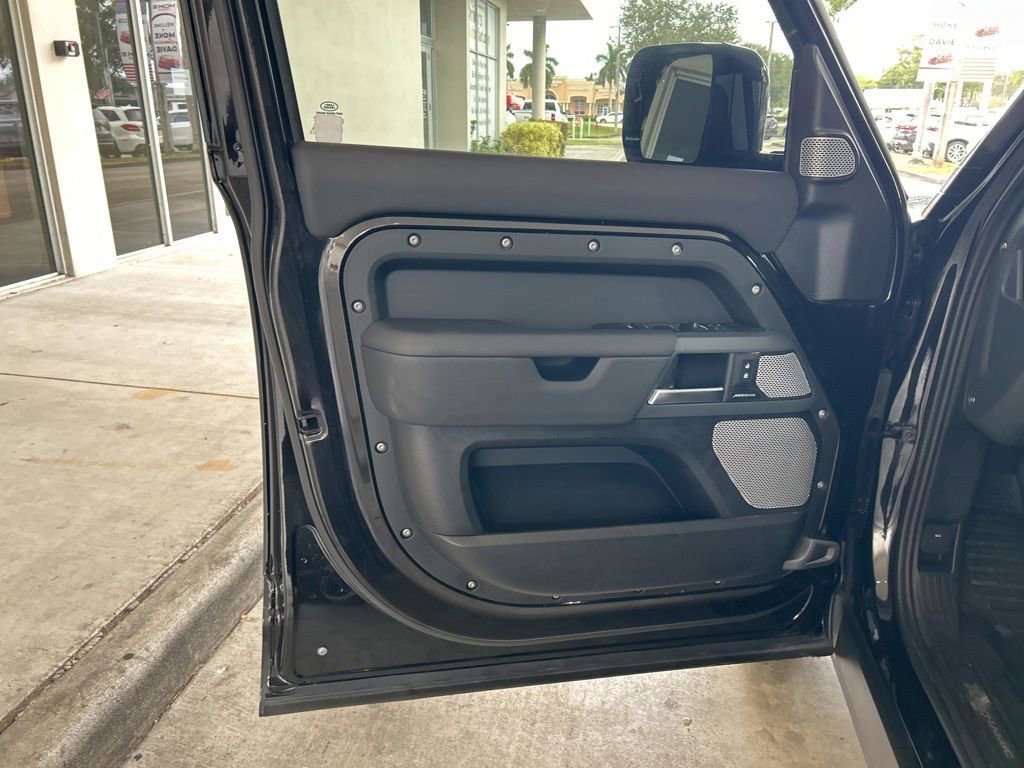 Used 2024 Land Rover Defender 130 X-Dynamic SE image 38