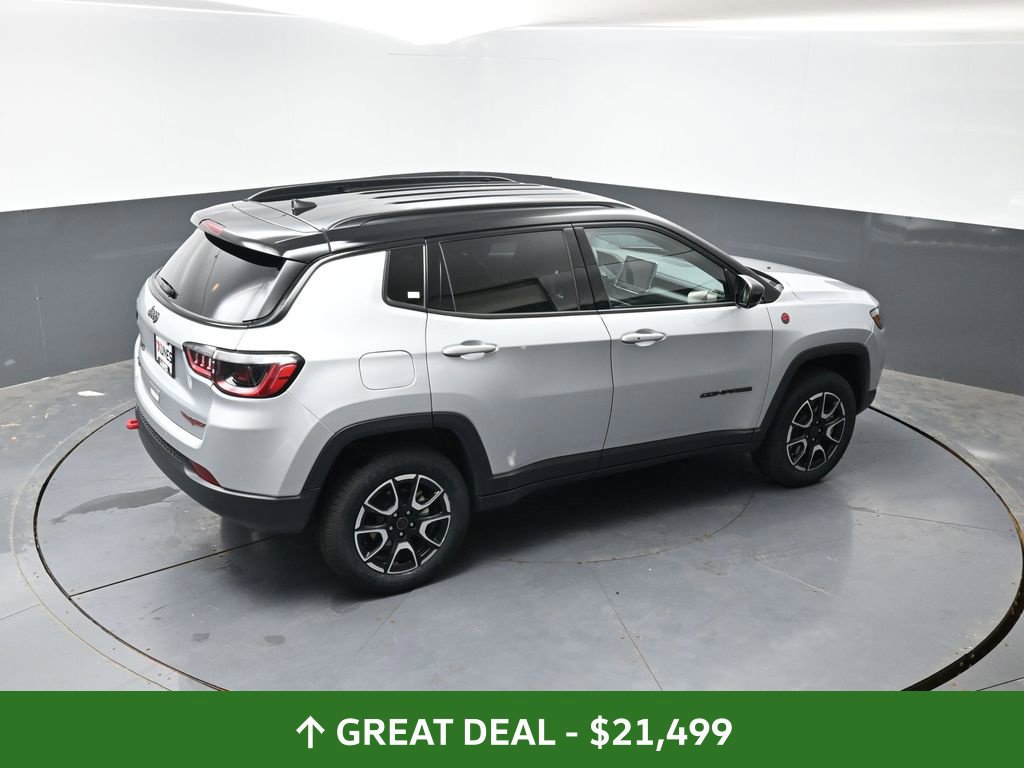 Used 2025 Jeep Compass Trailhawk AWD/4WD image 44