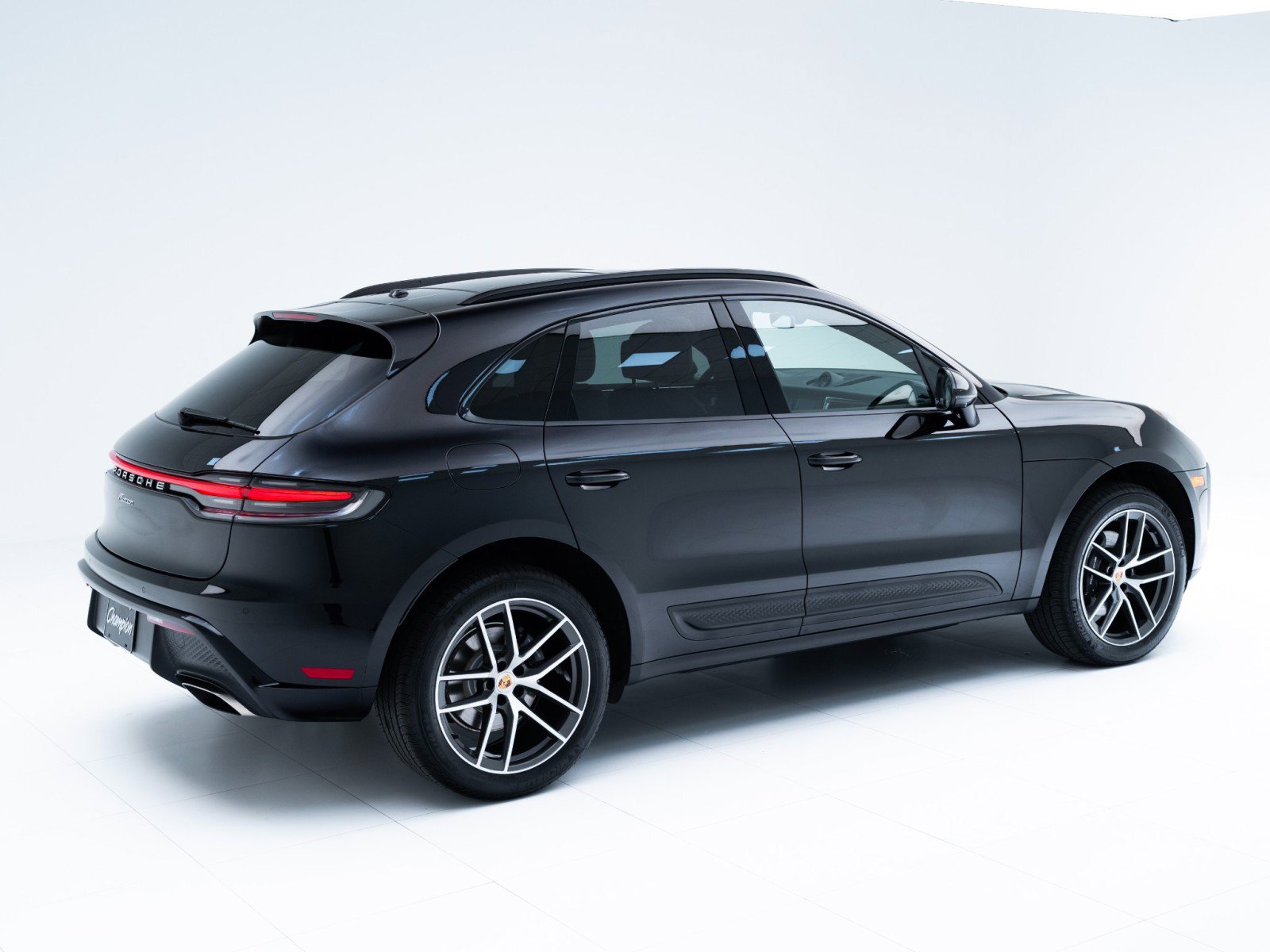 Certified 2025 Porsche Macan image 9