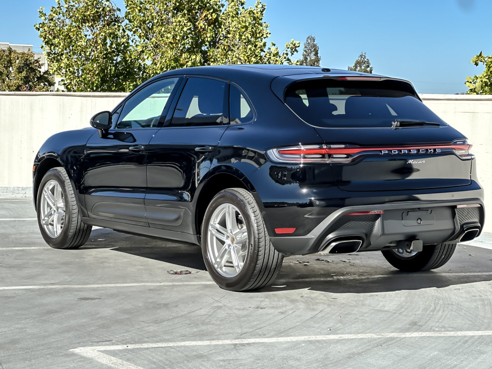Certified 2023 Porsche Macan AWD/4WD image 4