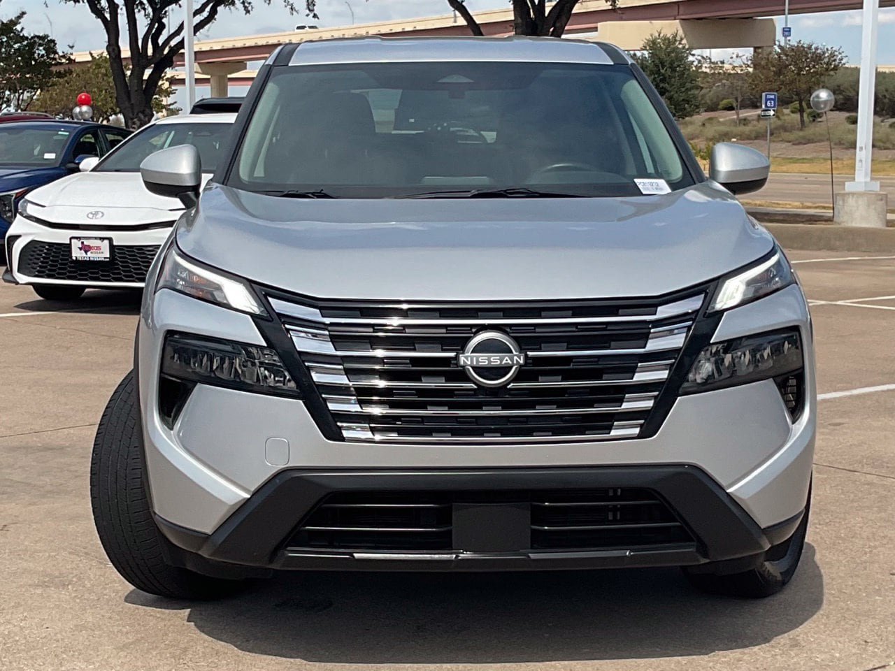 Used 2025 Nissan Rogue SV FWD image 2