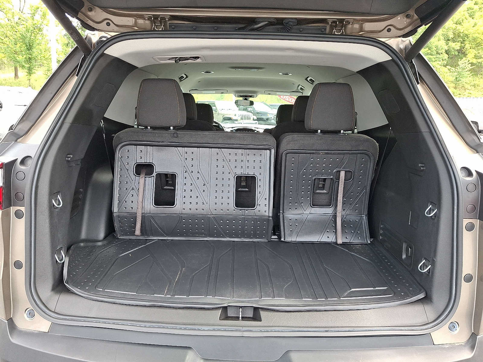 Used 2020 Chevrolet Traverse LT w/ LPO, Floor Liner Package AWD/4WD image 28
