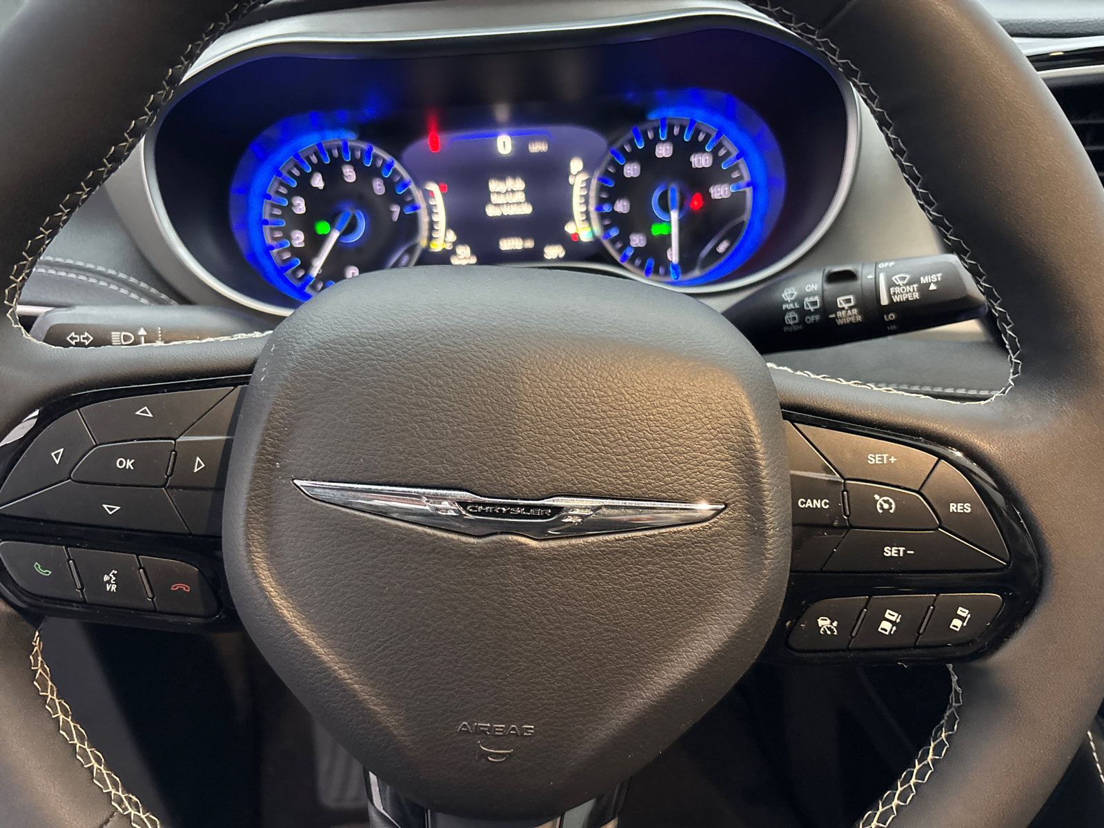 Used 2023 Chrysler Pacifica Limited w/ Uconnect Theater Family Group image 17