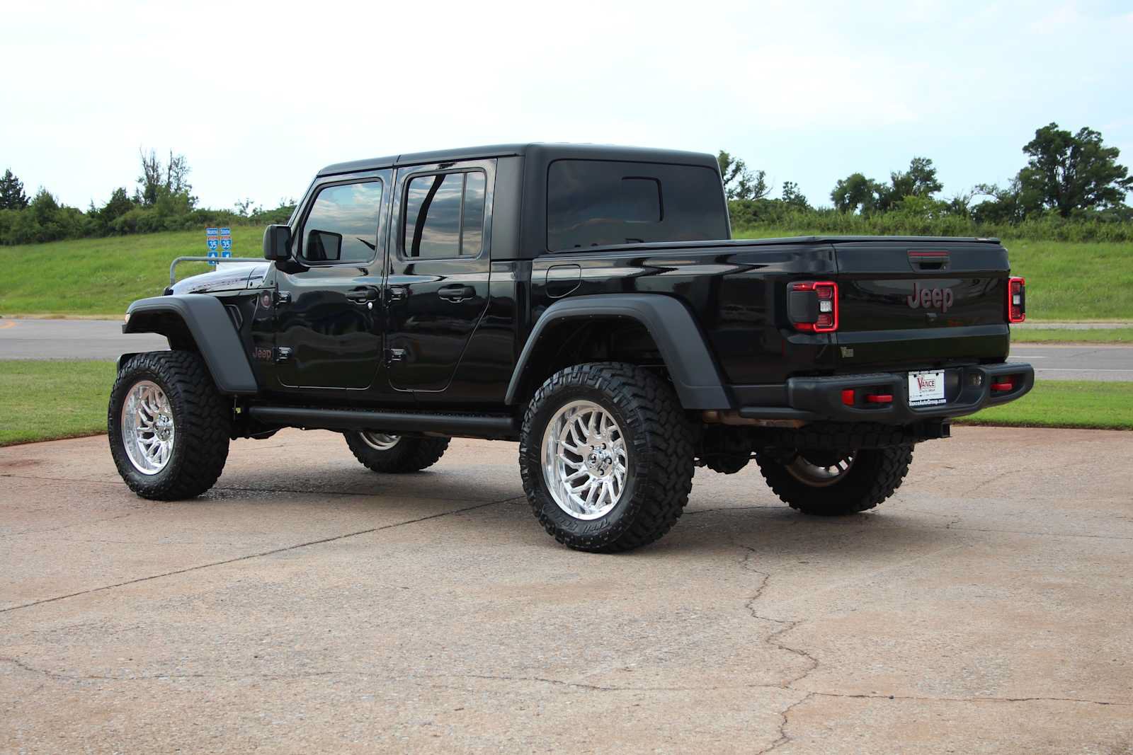 Used 2023 Jeep Gladiator Rubicon w/ LED Lighting Group AWD/4WD image 8