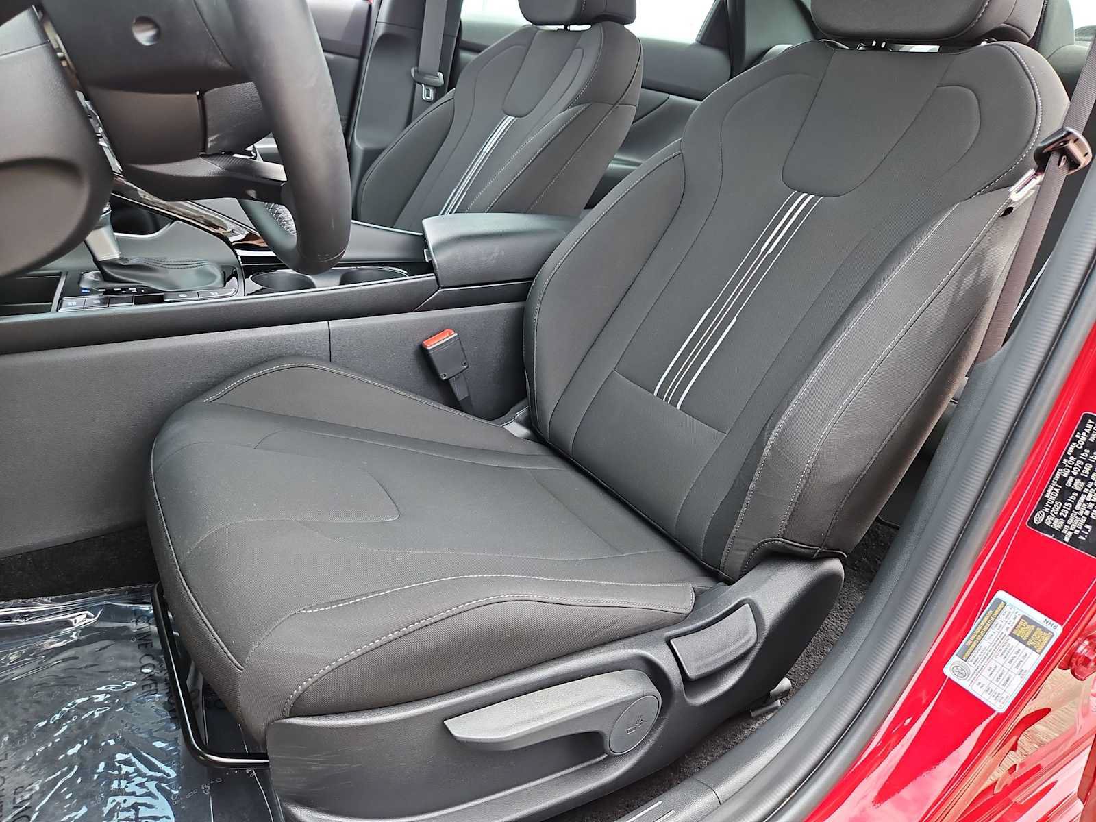 Used 2025 Hyundai Elantra Hybrid FWD image 16
