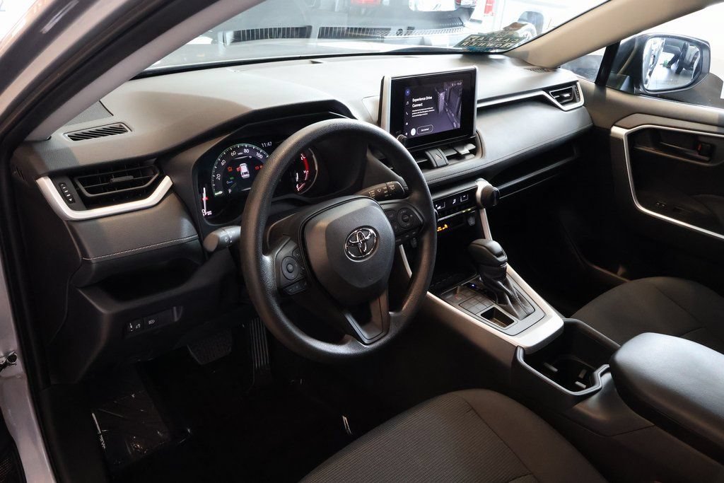 Used 2025 Toyota RAV4 LE AWD/4WD image 5