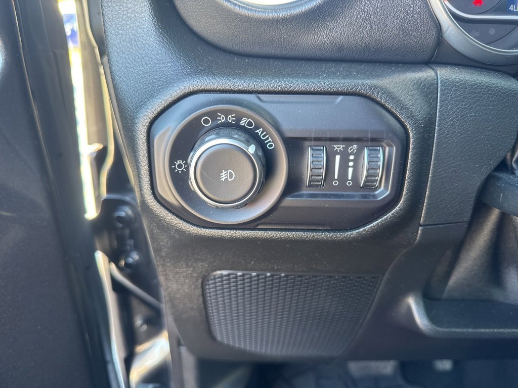 Used 2018 Jeep Wrangler Unlimited Sahara image 30
