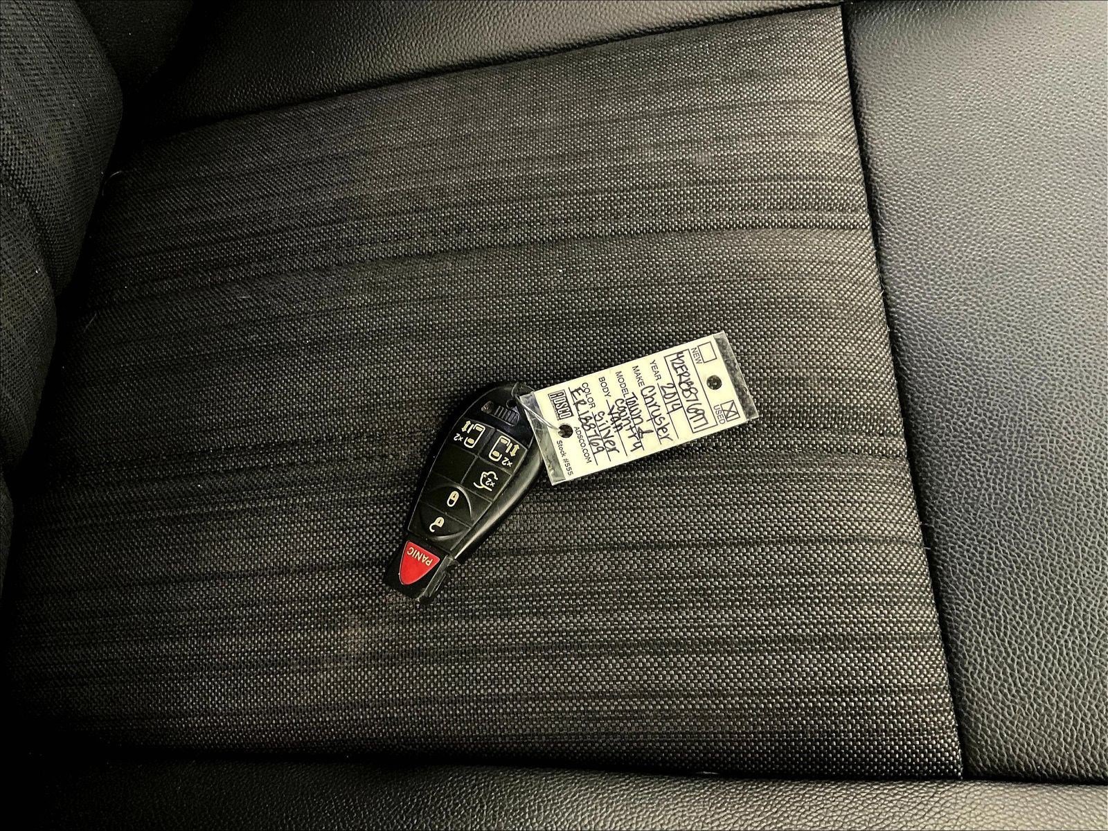 Used 2014 Chrysler Town & Country S FWD image 35