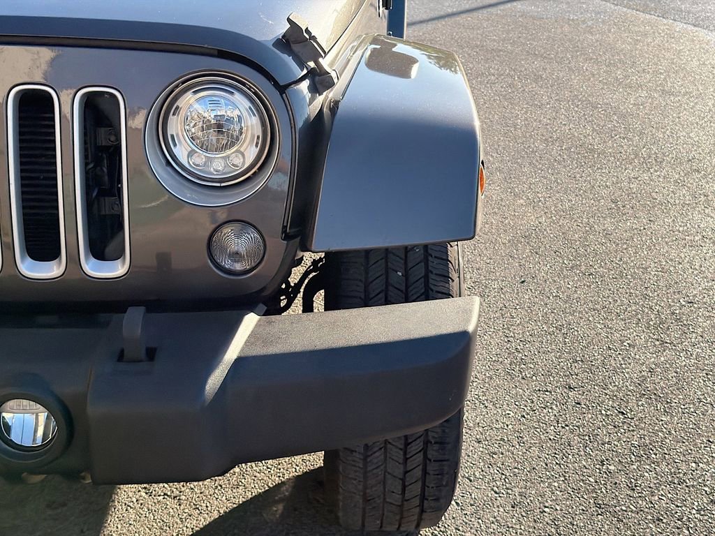 Used 2017 Jeep Wrangler Unlimited Sahara w/ Connectivity Group AWD/4WD image 10