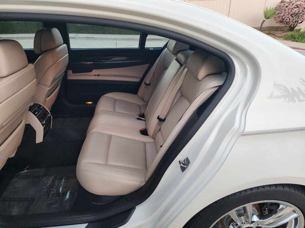 Used 2012 BMW 750Li w/ Driver Assistance Pkg image 18