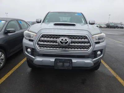 Used 2017 Toyota Tacoma TRD Sport image 3