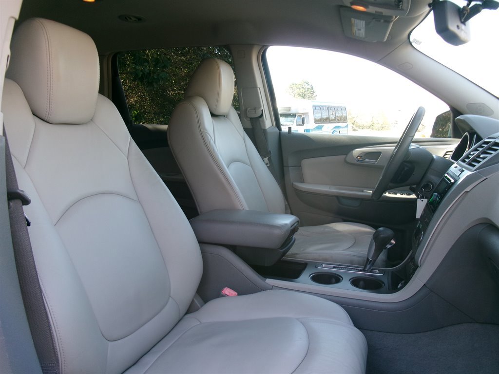 Used 2009 Chevrolet Traverse LT image 17