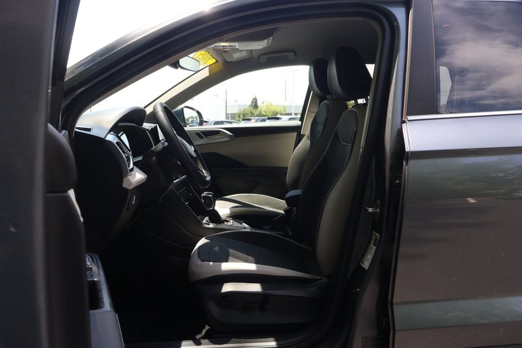 Used 2025 Volkswagen Taos SE FWD image 31