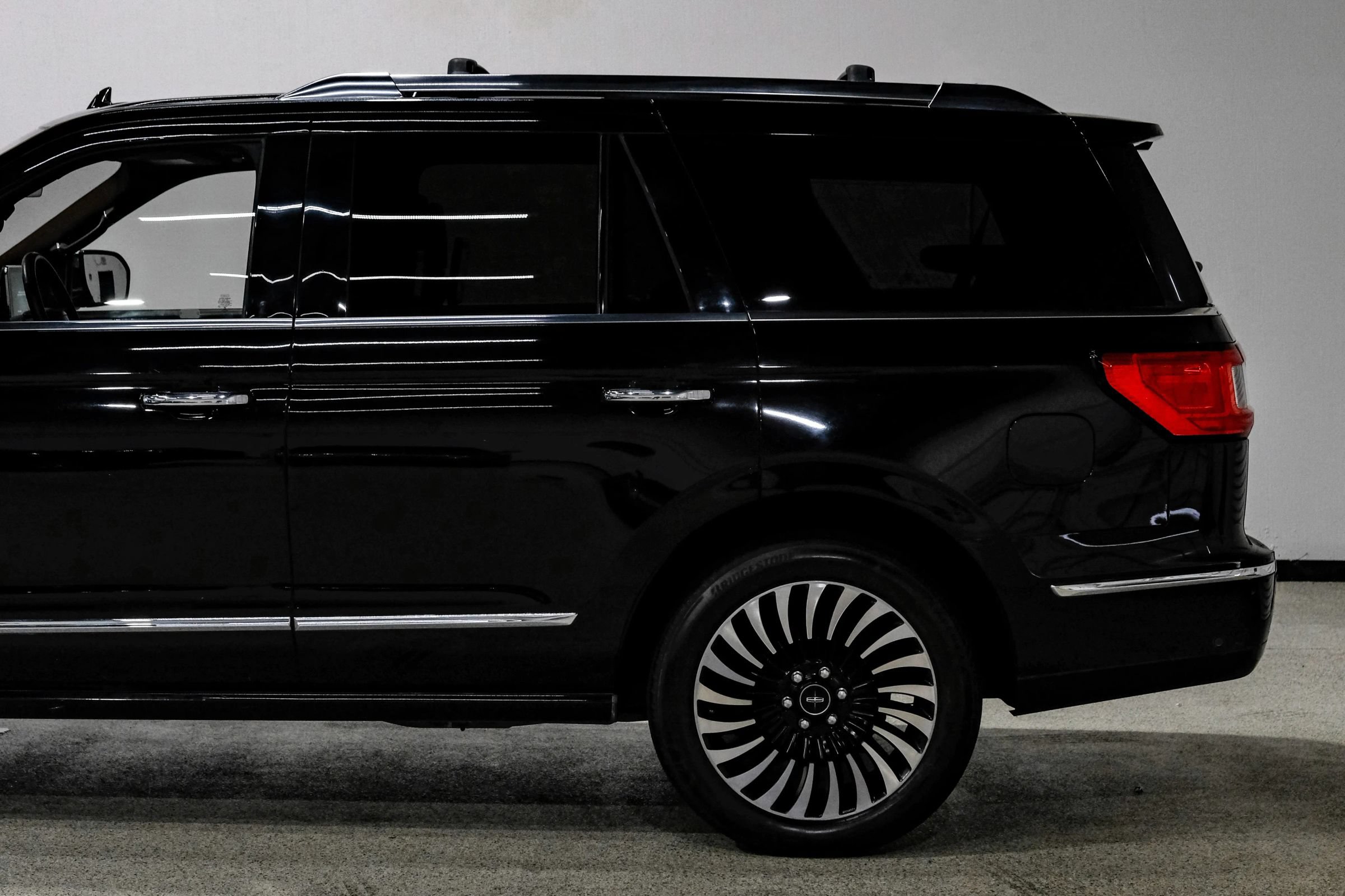 Used 2018 Lincoln Navigator Black Label w/ Cargo Package AWD/4WD image 11