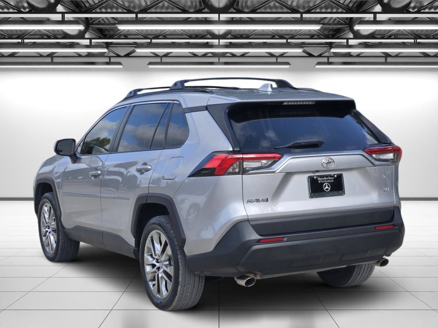 Used 2020 Toyota RAV4 XLE Premium FWD image 7