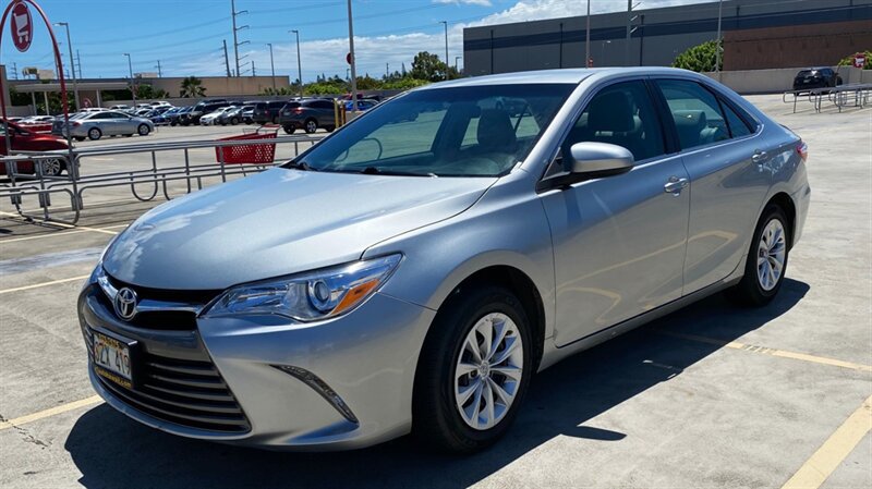 Used 2017 Toyota Camry LE FWD image 1