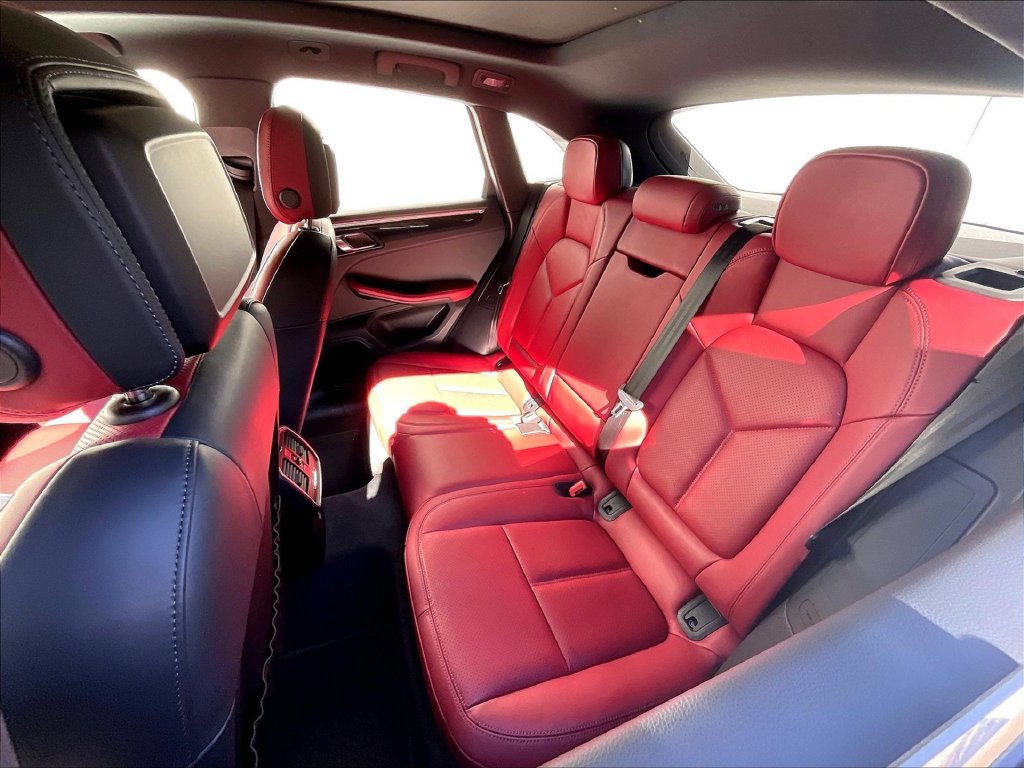 Certified 2023 Porsche Macan AWD/4WD image 22