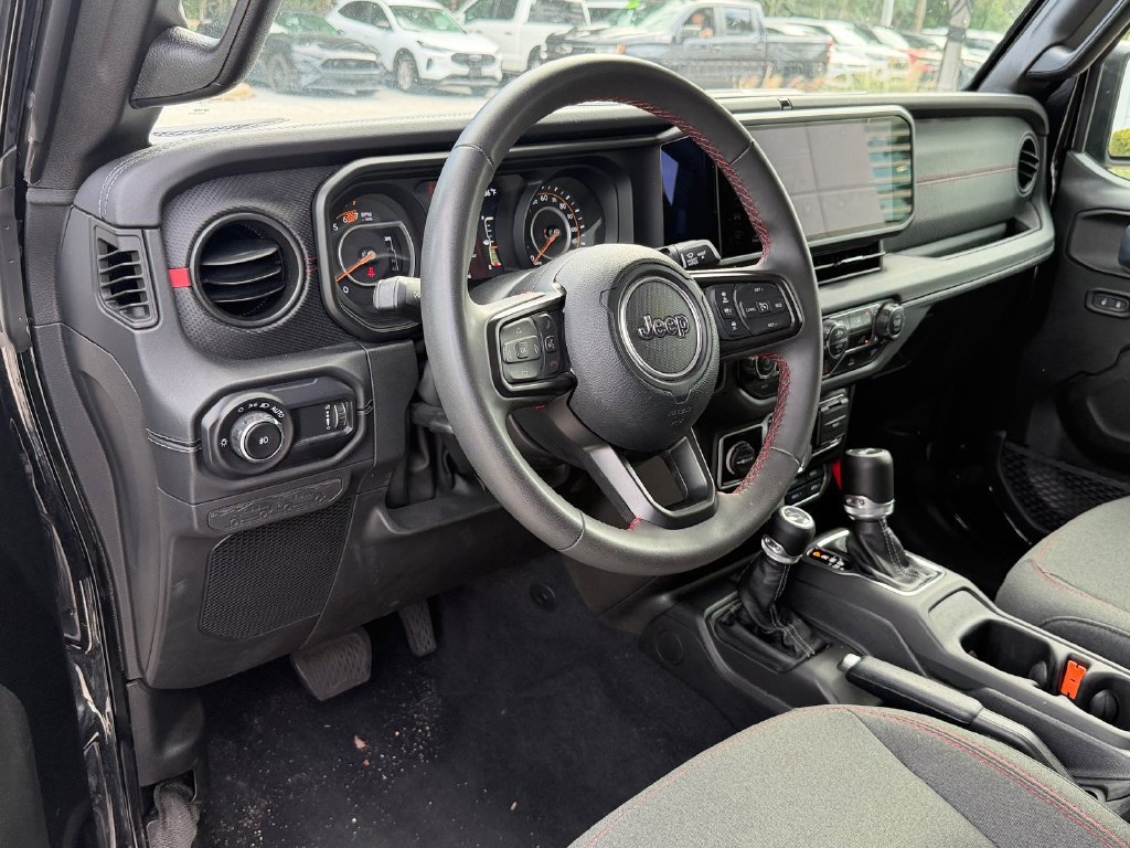 Used 2025 Jeep Wrangler Unlimited Rubicon AWD/4WD image 12