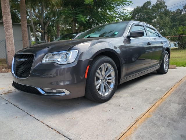 Used 2020 Chrysler 300 Touring L w/ Value Package RWD image 3