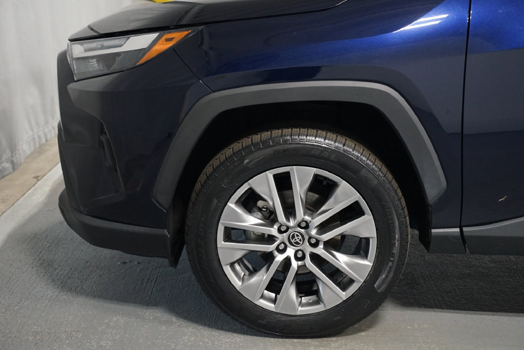 Used 2022 Toyota RAV4 XLE Premium FWD image 5