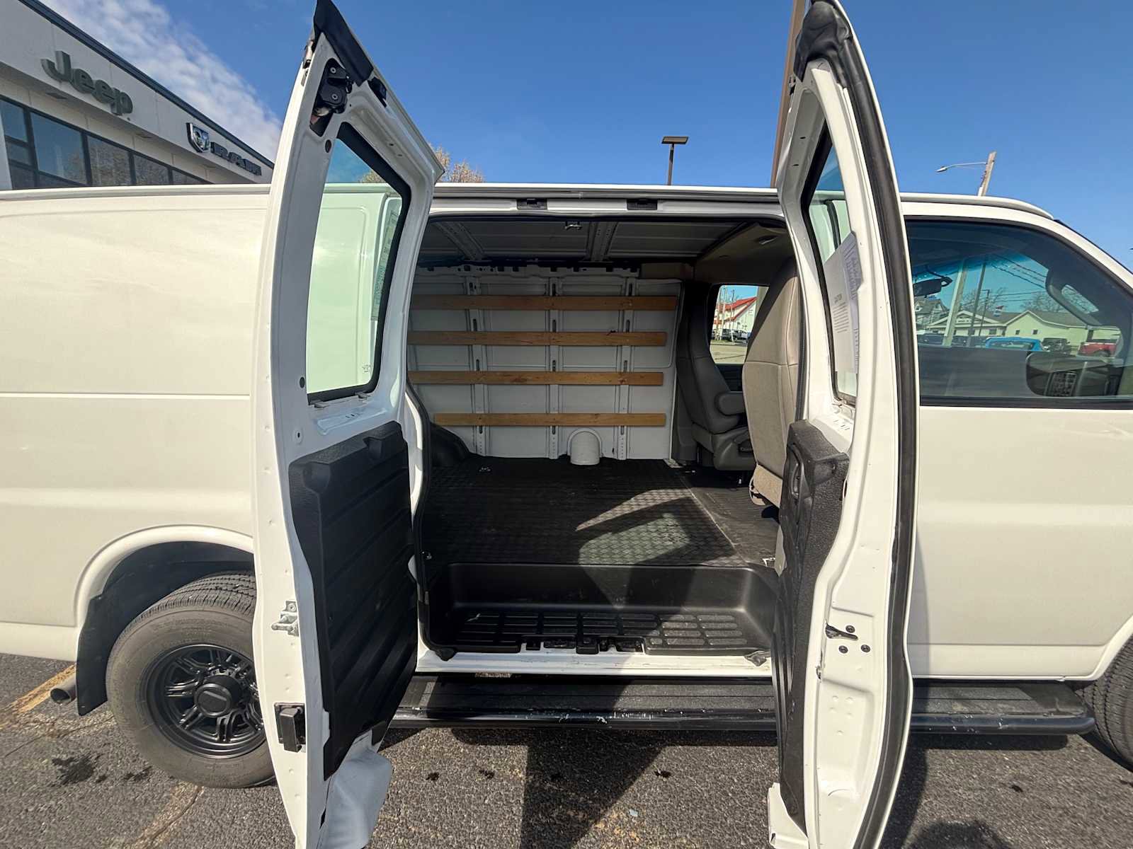 Used 2022 Chevrolet Express 2500 w/ Driver Convenience Package image 9