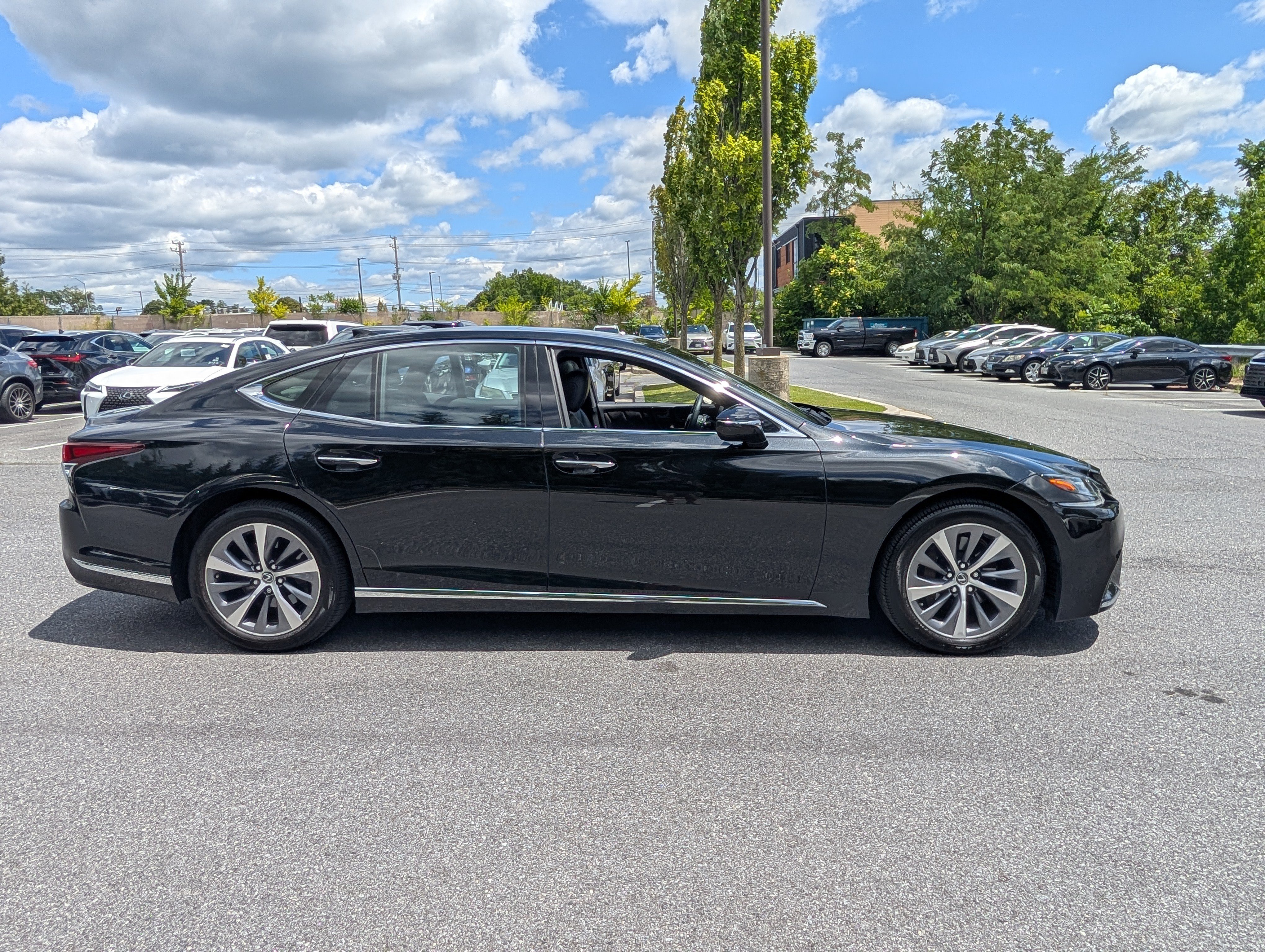 Used 2018 Lexus LS 500 AWD w/ Accessory Package (Z2) image 2