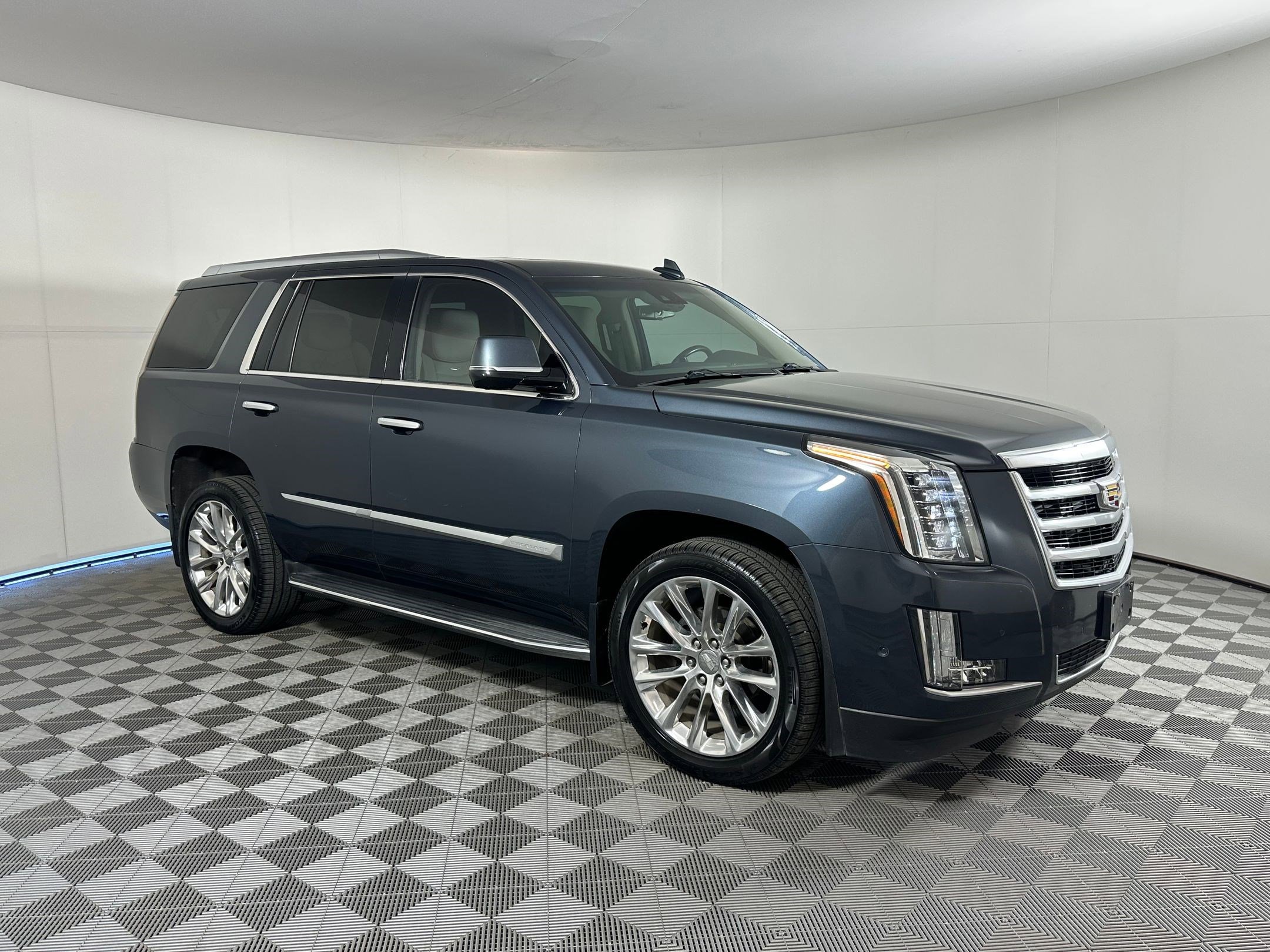 Used 2019 Cadillac Escalade Luxury image 6
